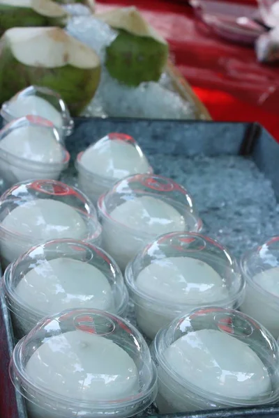 Fruta de coco es delicioso en la comida de la calle — Foto de Stock