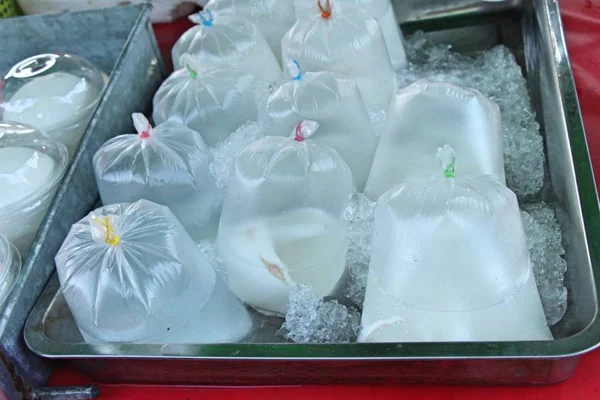 Fruta de coco é delicioso na comida de rua — Fotografia de Stock