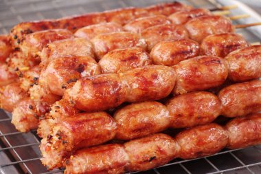 Izgara sosis Asya pazarında lezzetlidir