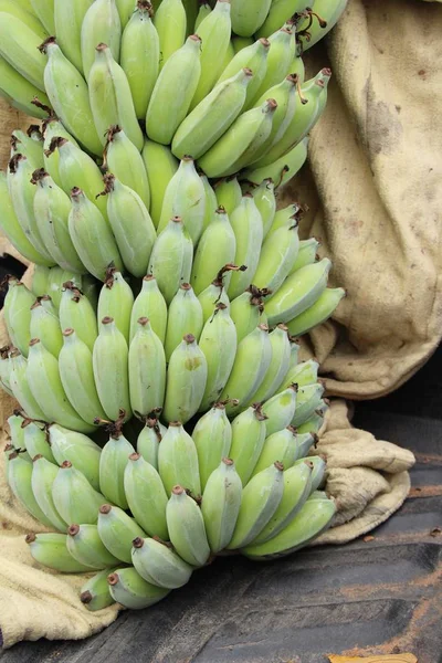 Verse banaan is heerlijk in de markt — Stockfoto