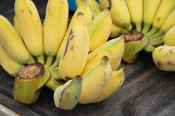 La banana fresca è deliziosa nel mercato — Foto Stock