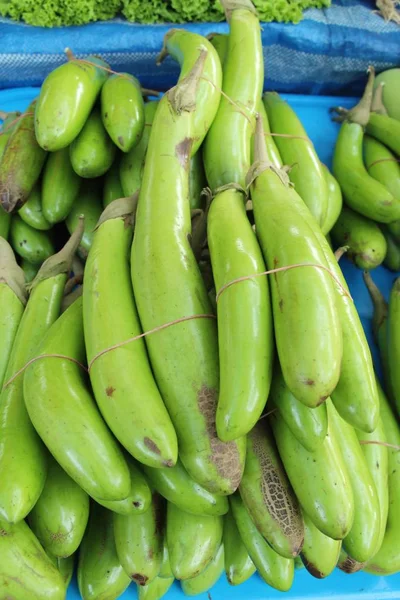 Berenjena fresca verde orgánica en la comida callejera —  Fotos de Stock