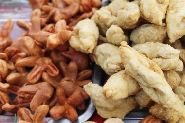 Kızarmış köfte ve sosis sokak gıda