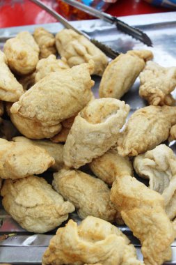 Kızarmış köfte ve sosis sokak gıda