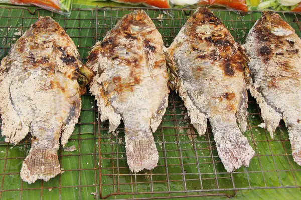 Ikan panggang sangat enak di pasaran. — Stok Foto