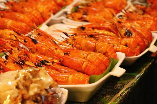 Camarones a la parrilla es delicioso en la comida callejera — Foto de Stock