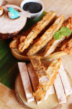 Kızarmış taro tatlı siyah susam lezzetli ile