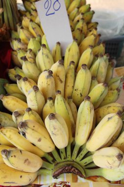 Olgun muz sokak gıda lezzetlidir