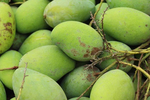 Les mangues sont délicieuses à la cuisine de rue — Photo