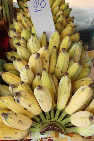 Olgun muz sokak gıda lezzetlidir