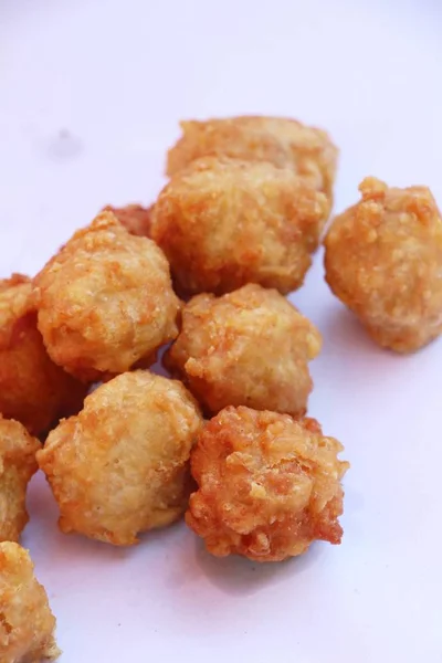 Nuggets de frango frito com molho é delicioso — Fotografia de Stock