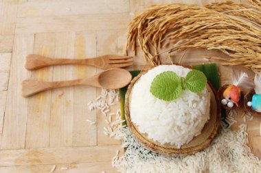 Yasemin pirinç ve ham organik pirinç pişmiş