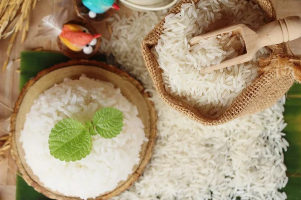 Arroz jazmín cocido y arroz orgánico crudo — Foto de Stock