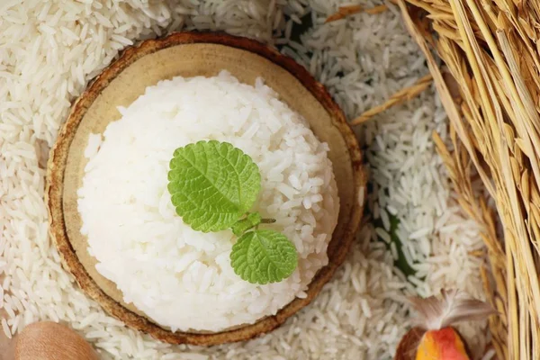 Arroz jazmín cocido y arroz orgánico crudo — Foto de Stock