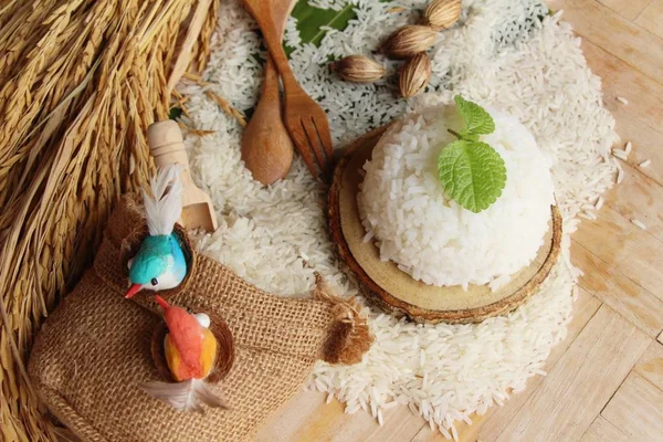 Arroz jazmín cocido y arroz orgánico crudo — Foto de Stock