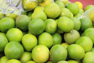 Belgili tanımlık çarşı içinde yemek pişirmek için taze limon