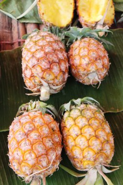 Taze ananas sokak yemeklerinde lezzetlidir.