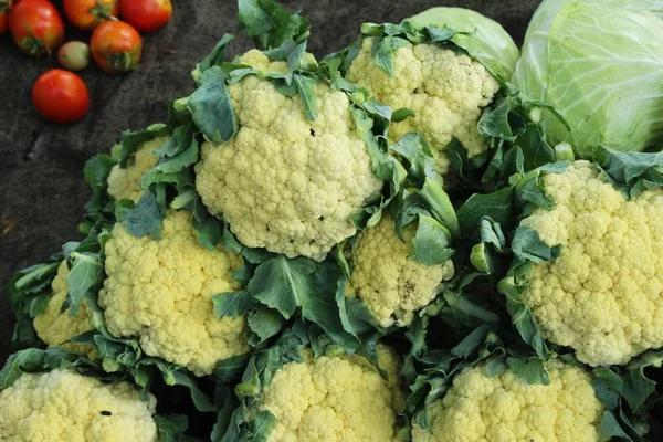 Frischer Blumenkohl zum Kochen beim Streetfood — Stockfoto