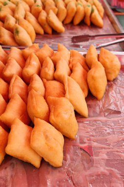 Derin kızarmış hamur tatlı yoğunlaştırılmış süt koyun 