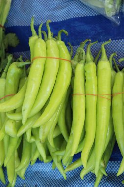 Sokak gıda yemek pişirmek için taze biber