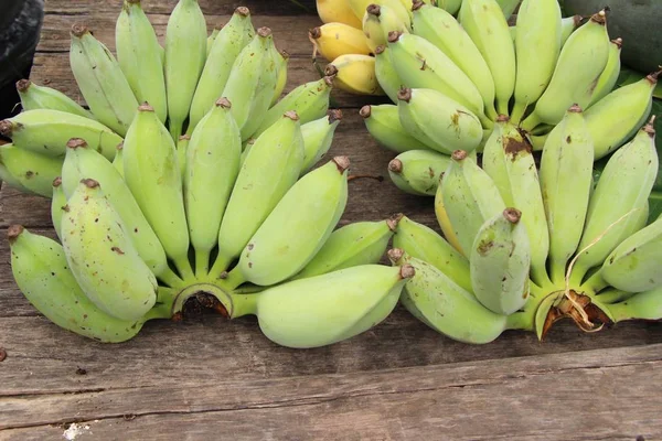 La banana fresca è deliziosa nel mercato — Foto Stock