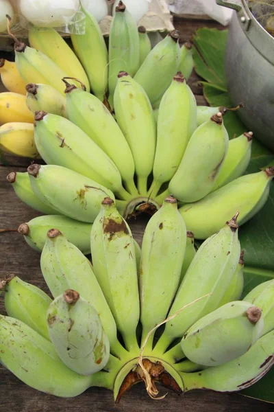 市場で新鮮なバナナがおいしい — ストック写真