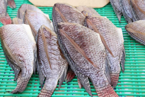 Peixe seco para cozinhar no mercado — Fotografia de Stock