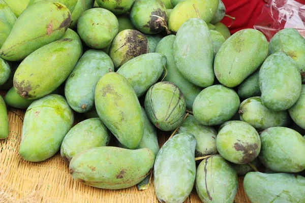 La fruta de mango es deliciosa en la comida callejera — Foto de Stock