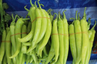 Sokak gıda yemek pişirmek için taze biber