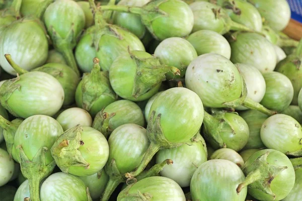 Verse aubergine groen organische op straat eten — Stockfoto