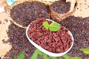 siyah pirinç ve ham organik riceberry pirinç pişmiş