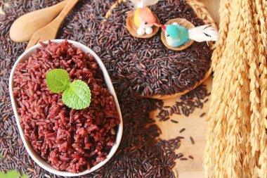 siyah pirinç ve ham organik riceberry pirinç pişmiş