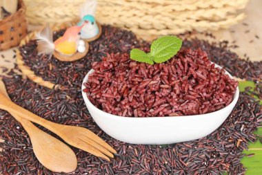 siyah pirinç ve ham organik riceberry pirinç pişmiş