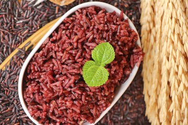 siyah pirinç ve ham organik riceberry pirinç pişmiş