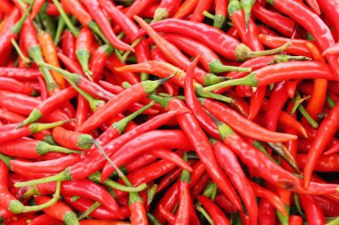 Belgili tanımlık çarşı içinde yemek pişirmek için taze biber