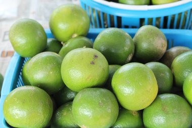 Sokak gıda yemek pişirmek için taze limon