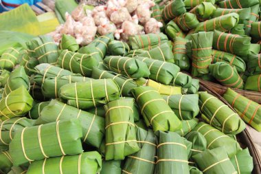 Muz sarılmış ekşi domuz eti lezzetli bırakır