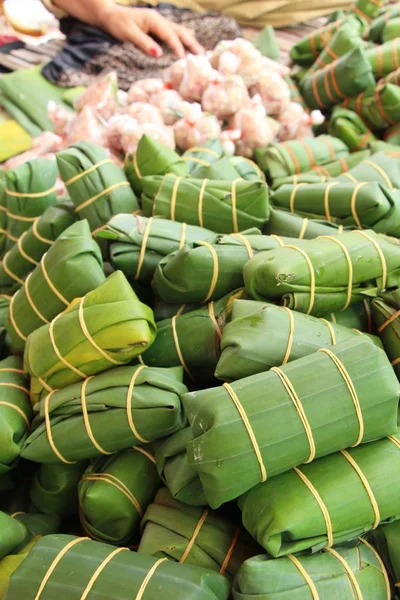 Porc aigre enveloppé dans des feuilles de banane délicieux — Photo