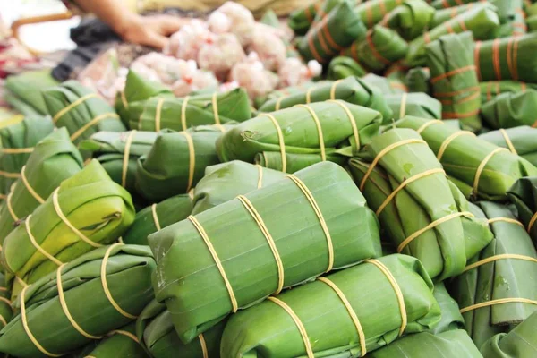 Muz sarılmış ekşi domuz eti lezzetli bırakır