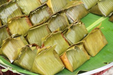 Haşlanmış balık köri yapıştır ile lezzetlidir