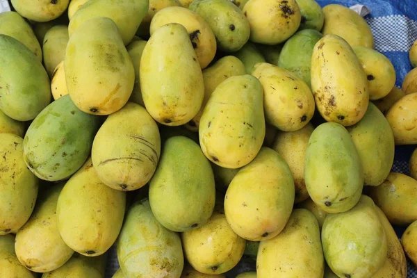 Ripe mango fruit delicious at street food — Stock Photo, Image