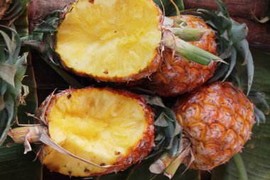 Taze ananas sokak yemeklerinde lezzetlidir.