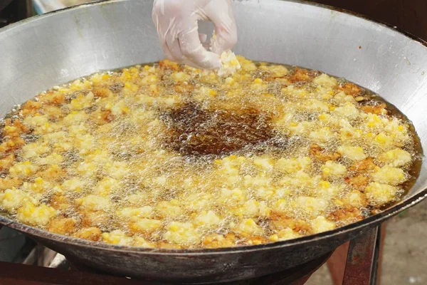 在平底锅中制作油炸玉米蛋糕 — 图库照片