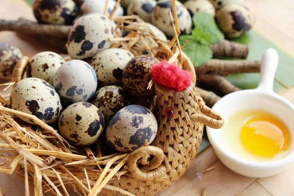 Křepelčí vejce je vynikající na pozadí — Stock fotografie