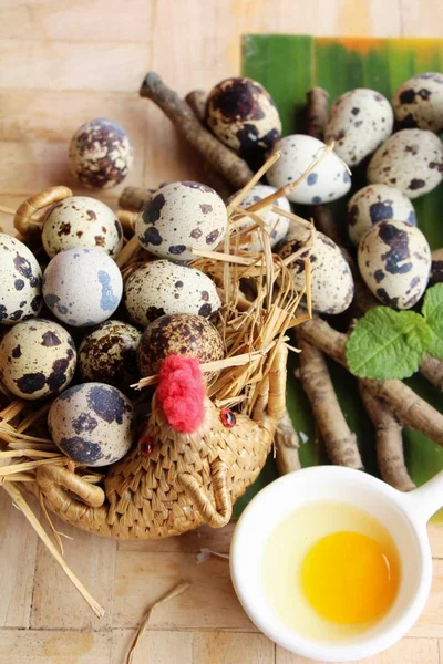 Křepelčí vejce je vynikající na pozadí — Stock fotografie
