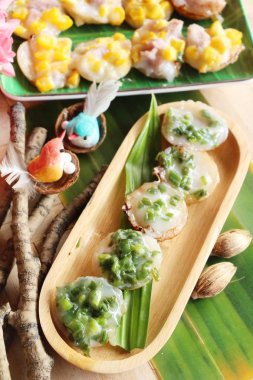 Hindistan cevizi sütü karıştırın şeker ve un, Tay tatlı