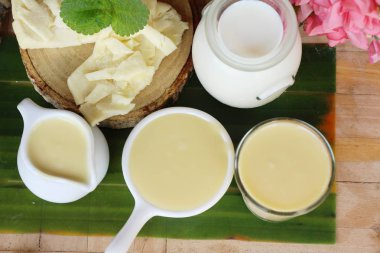 Ahşap arka plan üzerinde süt peynir dip