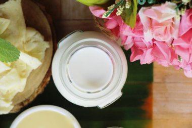 Ahşap arka plan üzerinde süt peynir dip