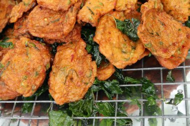 Kızarmış balık köftesi sokak gıda lezzetlidir