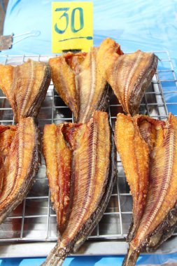 Kızarmış balık sokak gıda lezzetlidir